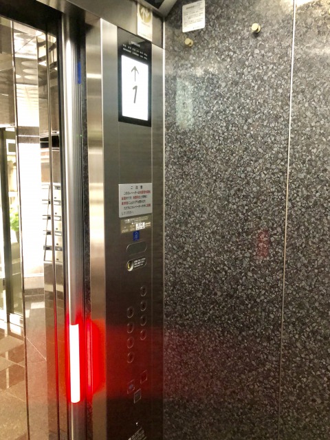 エレベーター内画像